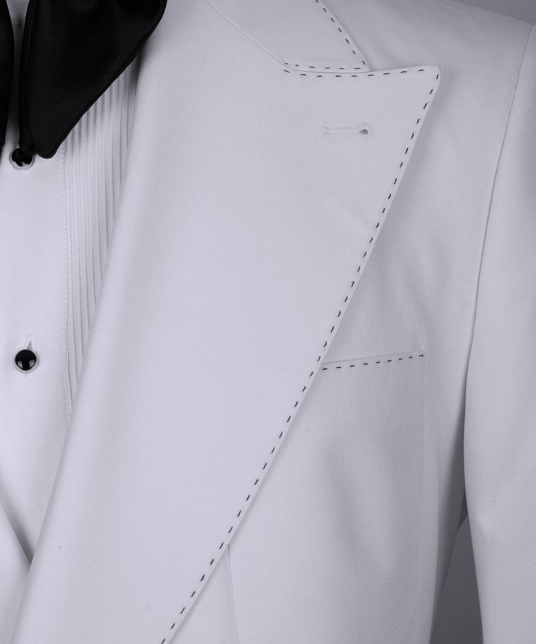 Elegante traje cruzado con costuras