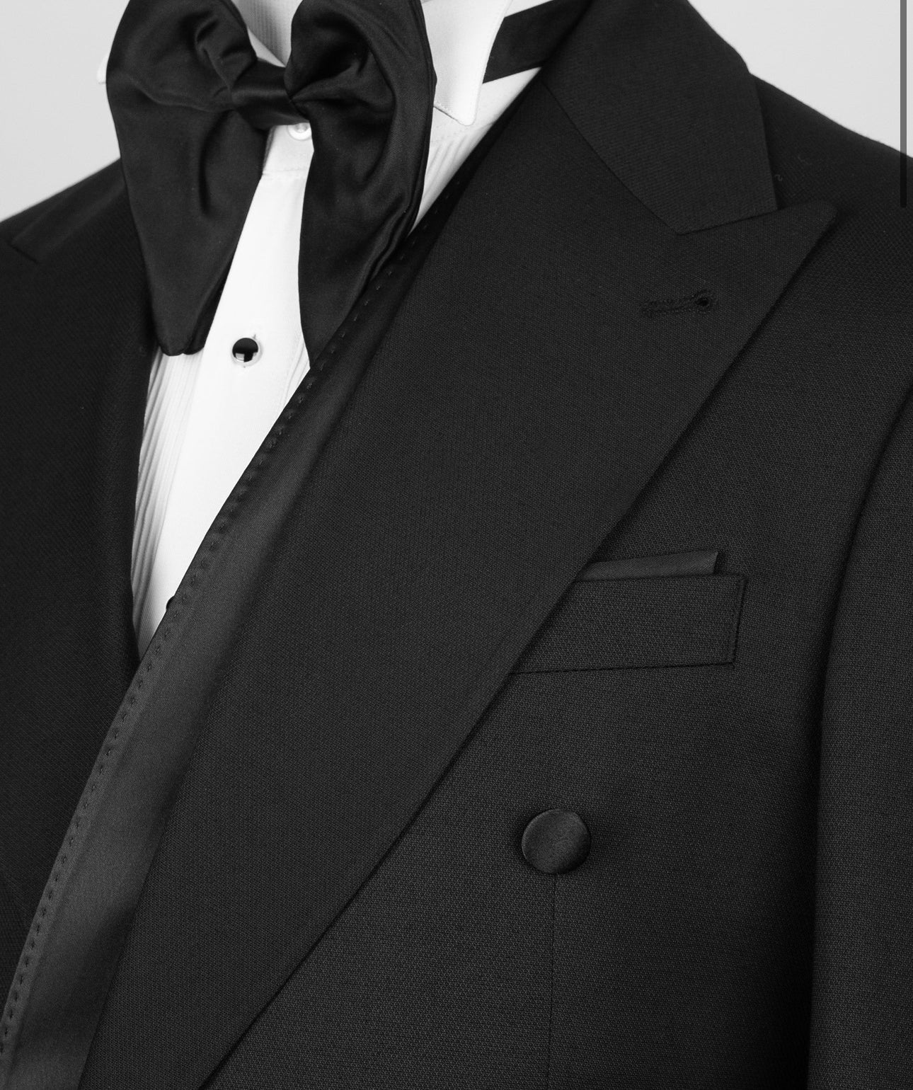 Esmoquin negro con cuello alto