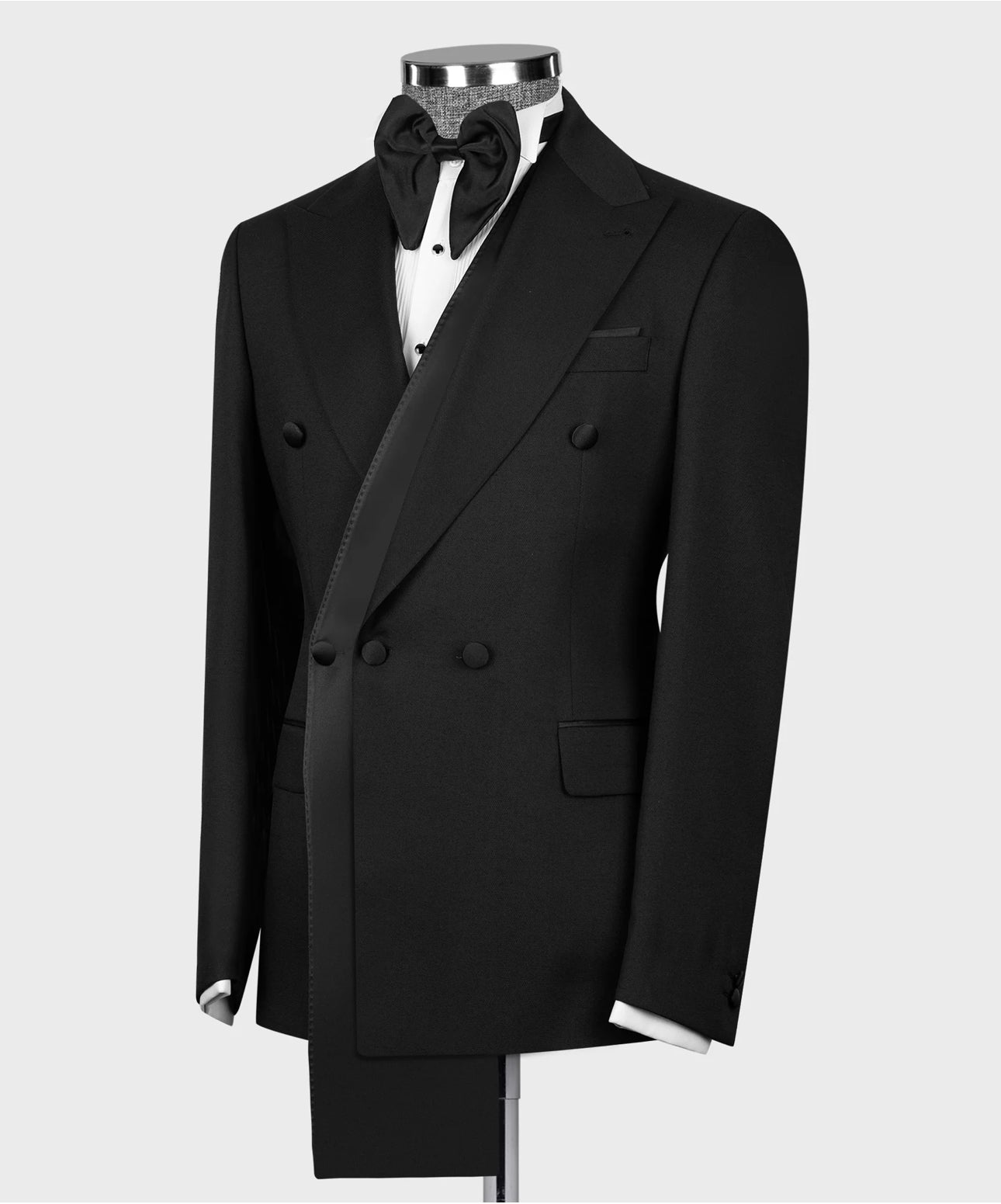 Esmoquin negro con cuello alto