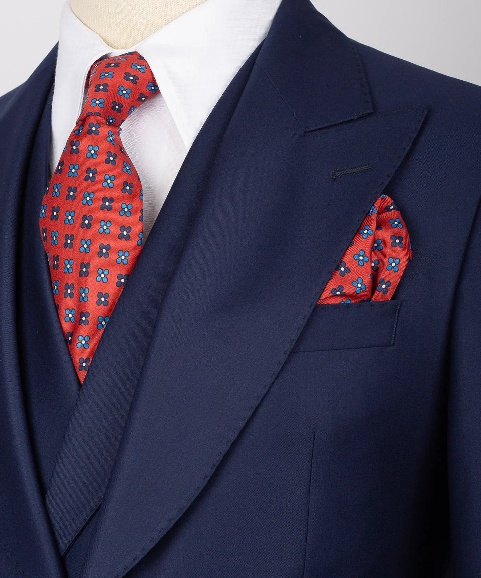 Traje de negocios con botones dorados