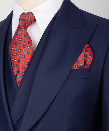 Traje de negocios con botones dorados