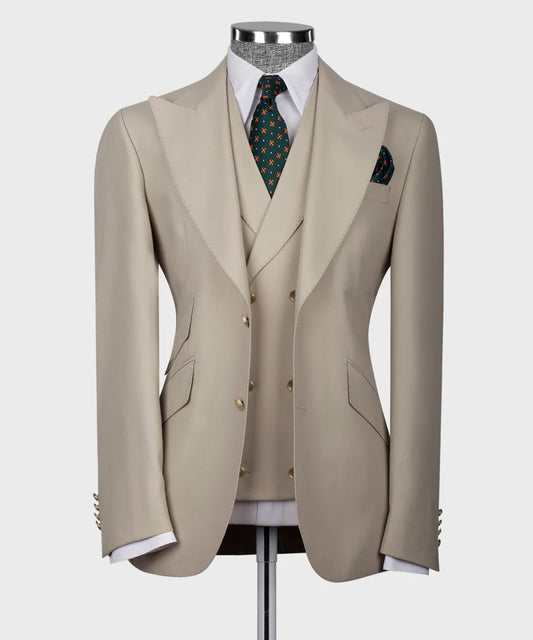 Traje de negocios con botones dorados