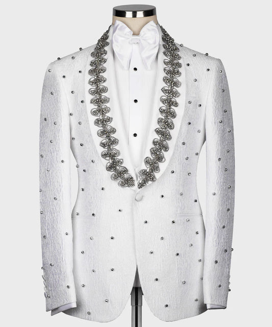 Esmoquin blanco bordado con perla gris