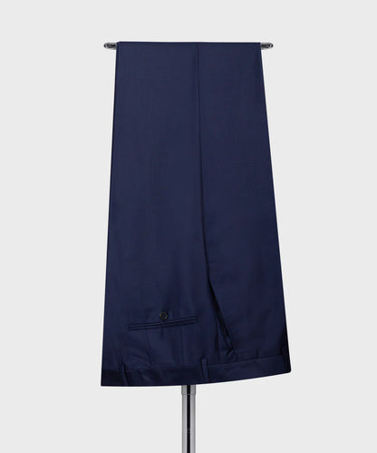 Traje de negocios con botones dorados